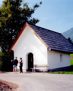 Foto links: Keith mit einer Augenzeugin vor der Kapelle in Wildermieming