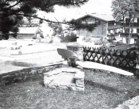 Foto: Die Gedenktafel im Heldenfriedhof Lermoos oberhalb der Kirche mit einem Propeller der abgestürzten Maschine.