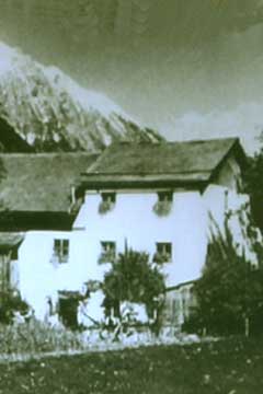 Foto rechts: Bauernhaus in Strad, in dem Lee Engelhporn notdürftig versorgt wurde.
