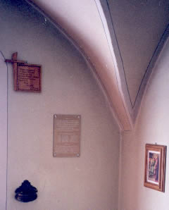 Foto rechts: Gedenktafel in der Kapelle in Wildermieming
