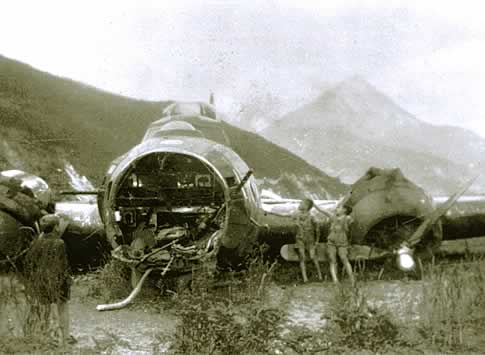 Foto: "Lausbuben" beim Flugzeugwrack im Milser-Äuli