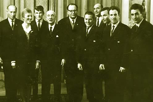 Foto: Österr. Medaillengewinner im Rodeln 1964 beim Bundespräsident Adolf Schärf mit den Funktionären des Österr. Rodelverbandes.