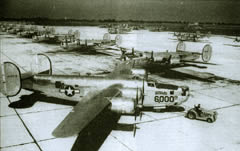 Foto links: Der sechstausendste B24-Bomber verläßt die Produktionsstätte in Willow Run.