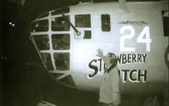 Foto rechts: Kanzel eines B24-Bombers im Airforce Museum in Dayton Ohio.