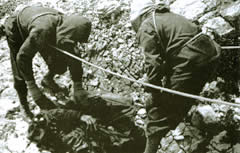 Foto rechts: Bergung des toten Fliegers unter der Hochwand (Hohe Munde).