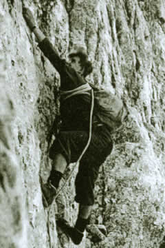 Foto links: Aufstieg der Bergrettung Leutasch zur Rettung von Arthur Reents (Hohe Munde).
