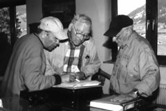 Foto rechts: Besuch von Josef Spontak im Haimatmuseum Ehrwald (Sommer 2000) Personen von links nach rechts: Gerd Leitner, Josef Spontak, Keith Bullock