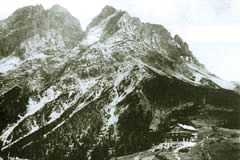 Foto links: Marienberghütte (zerstört Mai 1945). Josef Spontak landete mit seinem Fallschirm nahe der Hütte am 3. Juni 1944.