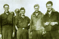 Foto rechts: Überlebende, gefangene Amerikaner nach ihrer Befreiung im Frühjahr 1945 (Crew "Brendlkar", ganz links Lee Engelhorn)