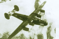 Foto links: B24 - Liberator im Flug über die Alpen