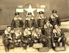 Fred R. Sullivan (vierter von links) mit der Crew des abgestürzten Bombers B24.